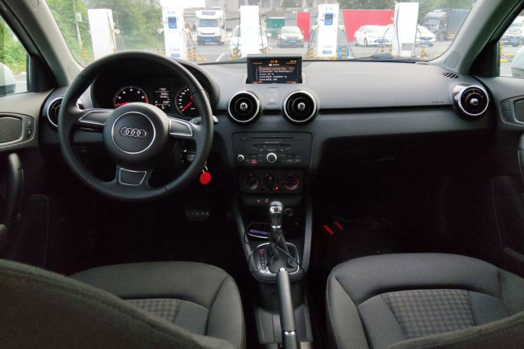 奥迪A1 2014款 30 TFSI Sportback时尚型中控内饰7002