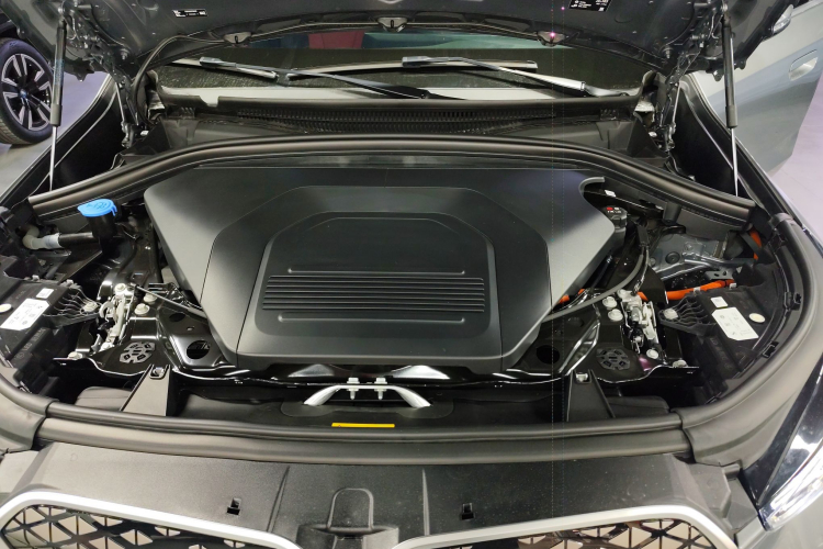 宝马iX1 2023款 eDrive25L M运动套装机舱底盘24