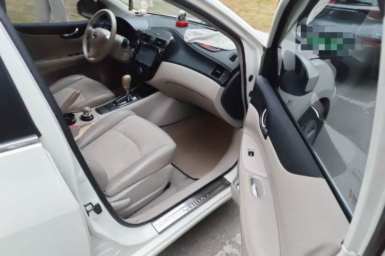 日产 骐达TIIDA 2011款 1.6L CVT智能型局部细节9005