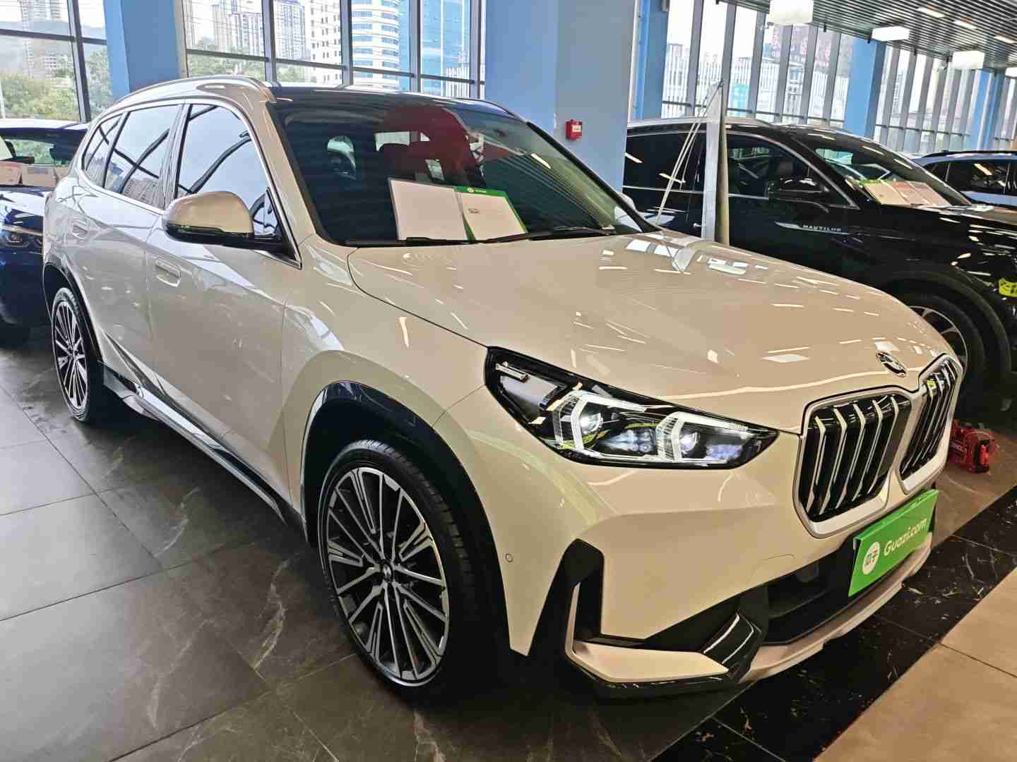 车辆右前45度外观展示