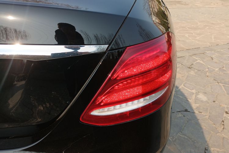 奔驰E级 2018款 改款 E 200 L 运动型车身外观9