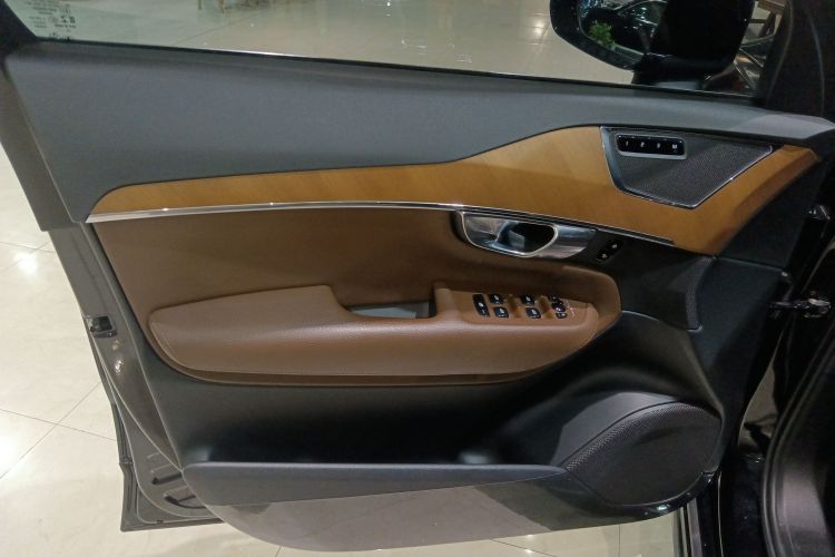 沃尔沃XC90 2022款 B6 智逸豪华版 7座中控内饰47