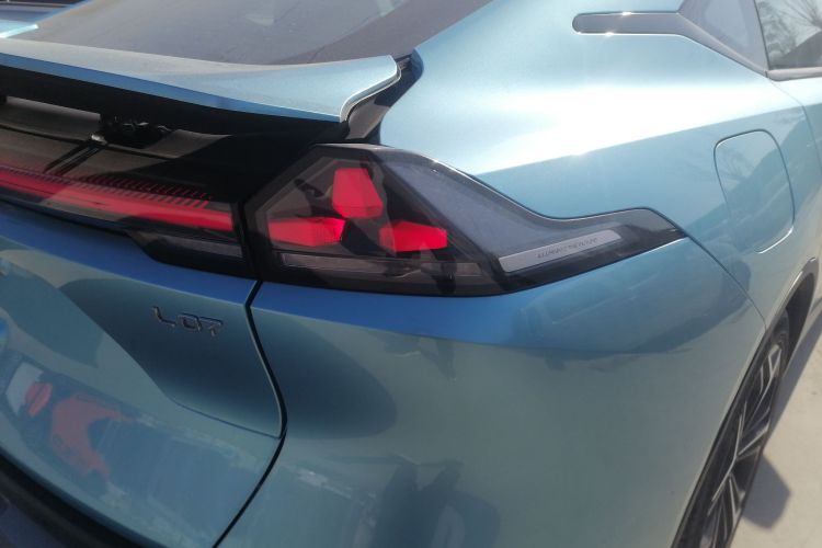 深蓝汽车 深蓝L07 2025款 230Ultra乾崑智驾ADS SE增程版车身外观9