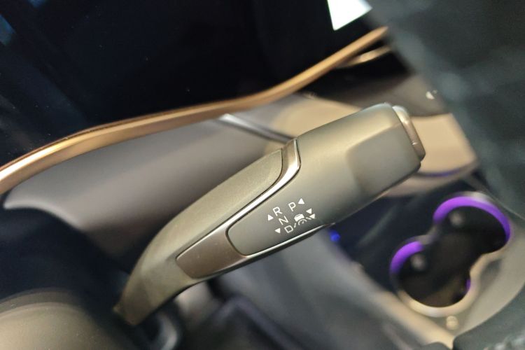 红旗EH7 2025款 640 四驱 智选版中控内饰18