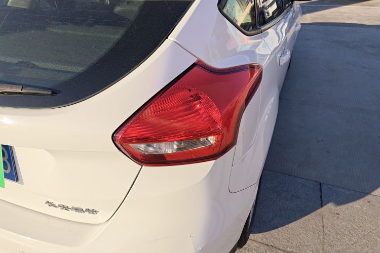 福特 福克斯 2018款 两厢经典 1.6L 自动风尚型智行版车身外观6006