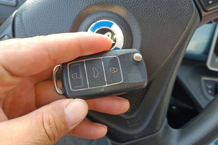 华晨新日i03 2021款 318km 31.45kWh中控内饰7001