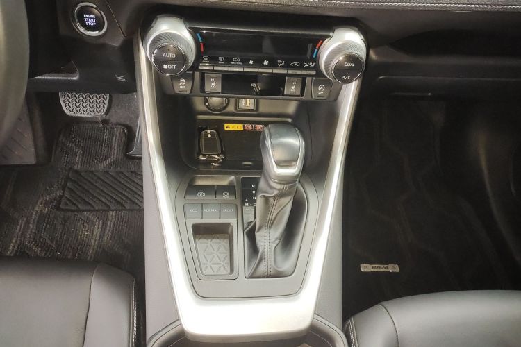 丰田 RAV4荣放 2023款 2.0L CVT两驱20周年铂金纪念版中控内饰18