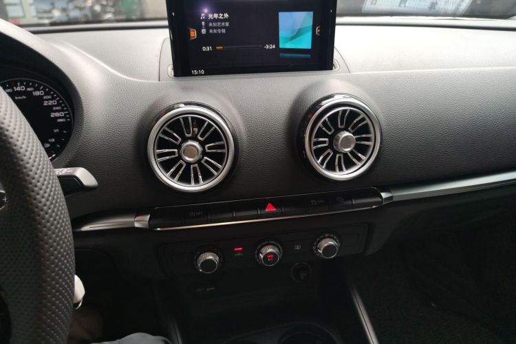 奥迪A3 2018款 30周年年型 Sportback 35 TFSI 进取型局部细节16