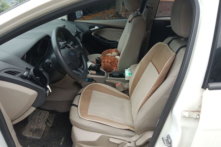 福特 福克斯 2015款 三厢 1.6L 手动舒适型局部细节19