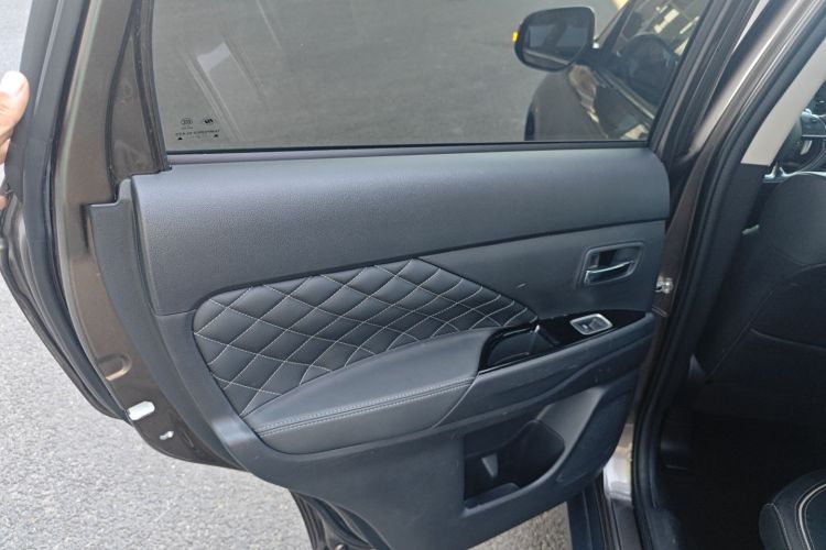 三菱 欧蓝德 2020款 2.4L 四驱致享版 7座中控内饰7008