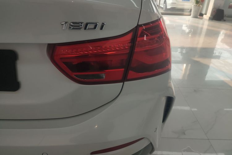 宝马1系 2023款 120i M运动版车身外观9