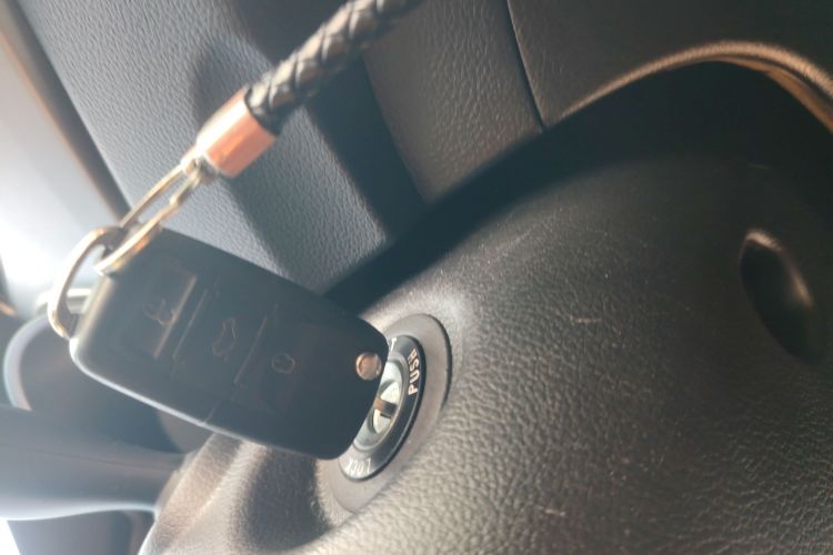 起亚 佳乐 2013款 2.0L 5座自动标准版 国IV中控内饰11