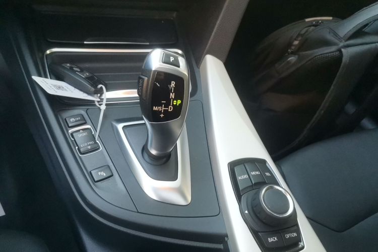 宝马3系 2015款 320i 时尚型中控内饰18