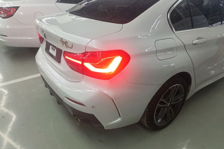 宝马1系 2023款 120i M运动版车身外观9