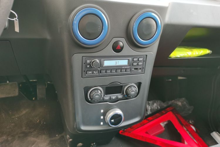 福田 智蓝精灵E7 2024款 改款 纯电动厢式运输车 平顶2座 亿纬锂能41.86kWh中控内饰16