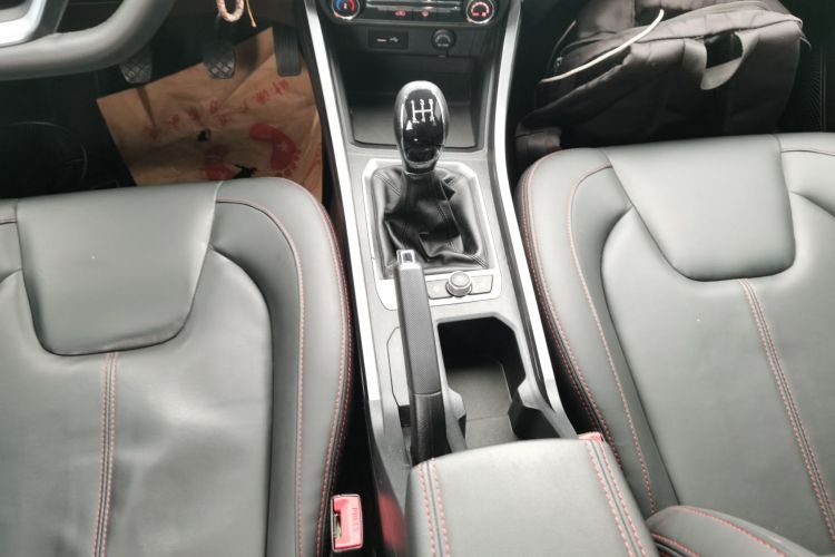 奇瑞 瑞虎3X 2021款 改款 钻石版 1.5L 手动2克拉中控内饰18