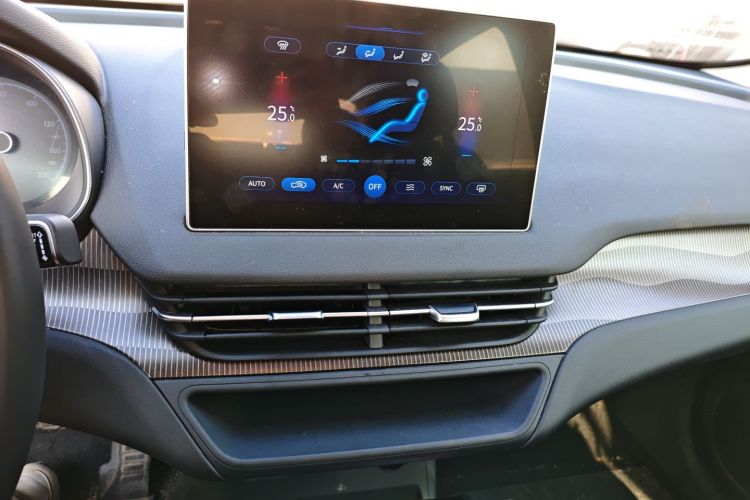 红旗E-QM5 2023款 改款 基础出行版中控内饰16