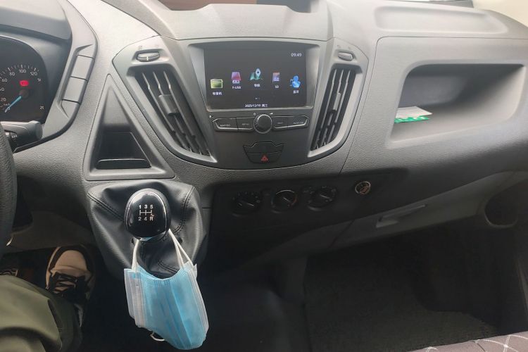 福特 全顺 2019款 2.0T柴油多功能商用车短轴低顶6座国VI中控内饰16