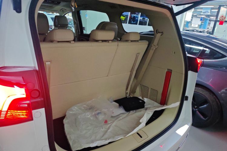 别克GL8新能源 2025款 陆尚 尊享版 7座机舱底盘23