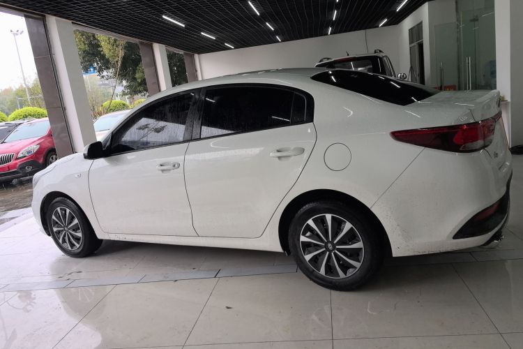 起亚K2 2017款 三厢 1.4L AT GLS车身外观4