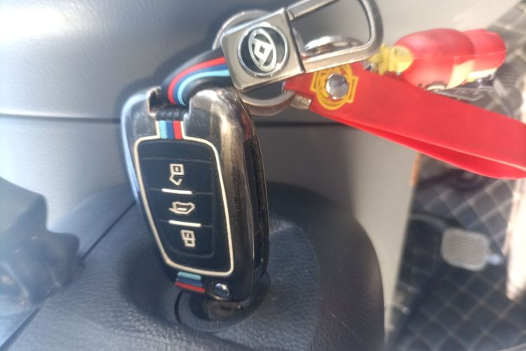 上汽大通MAXUS 新途V80 2021款 2.0T 手动经典城配王短轴中顶3座中控内饰11