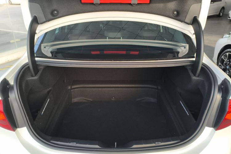 宝马1系 2021款 改款 125i M运动曜夜版机舱底盘23