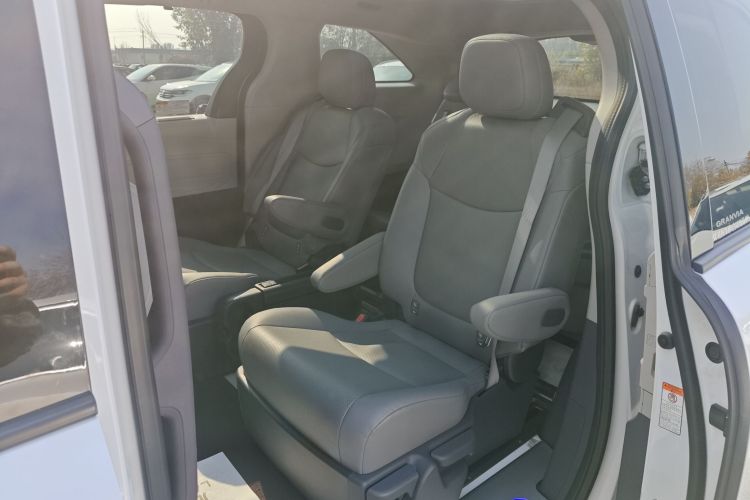 丰田 格瑞维亚 2023款 2.5L混动 尊贵PLUS版中控内饰7004