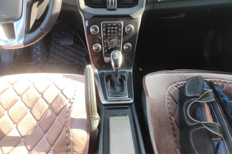 沃尔沃V40 2018款 T3 智逸版中控内饰18