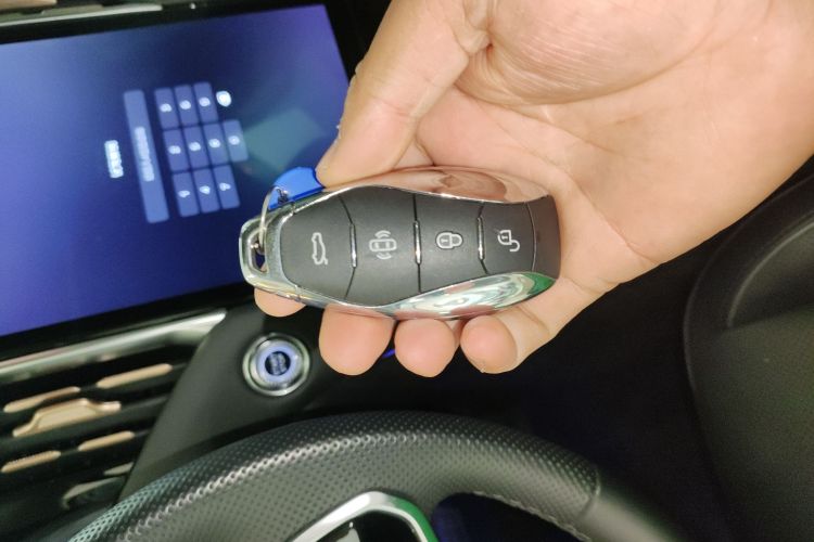 红旗HS7 PHEV 2024款 2.0T PHEV 四驱旗畅版 6座中控内饰11