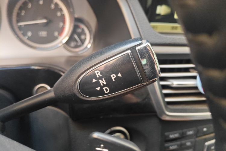 奔驰E级 2012款 E 300 L 时尚型中控内饰18