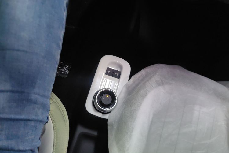 吉利银河 2025款 210km 熊猫卡丁中控内饰18