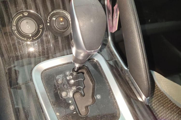 标致3008 2015款 2.0L 自动经典版中控内饰18