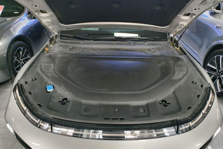 小鹏P7 2023款 P7i 610 Max 性能版机舱底盘24