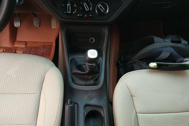 五菱汽车 五菱宏光 2021款 1.5L改款 S标准型 液压助力LAR中控内饰18