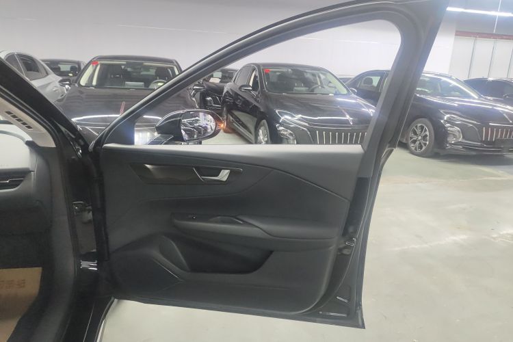 红旗E-QM5 2022款 431km 充电乐享版中控内饰7005