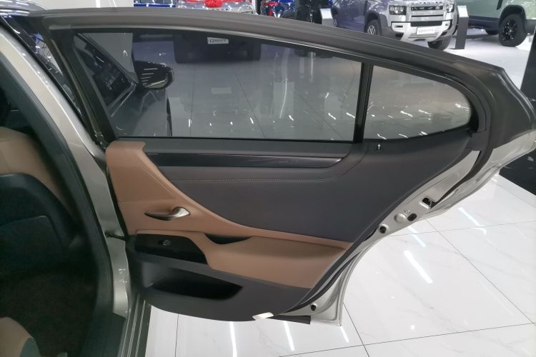 雷克萨斯ES 2022款 200 卓越版中控内饰7006