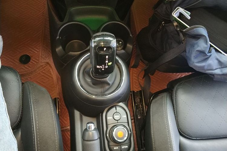 MINI 2020款 1.5T COOPER 艺术家中控内饰18