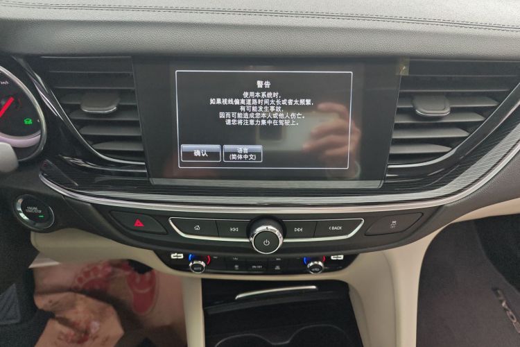 别克 君威 2017款 30H 精英型中控内饰16