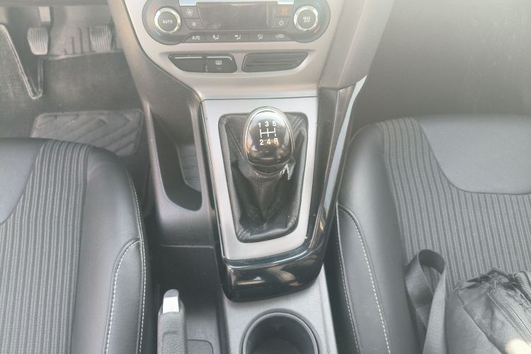 福特 福克斯 2012款 三厢 1.6L 手动风尚型中控内饰18