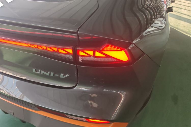 长安UNI-V 2024款 1.5T 尊贵运动型车身外观9