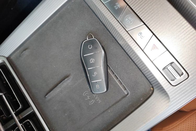 比亚迪 汉L 2025款 DM-p 四驱激光雷达旗舰型中控内饰11