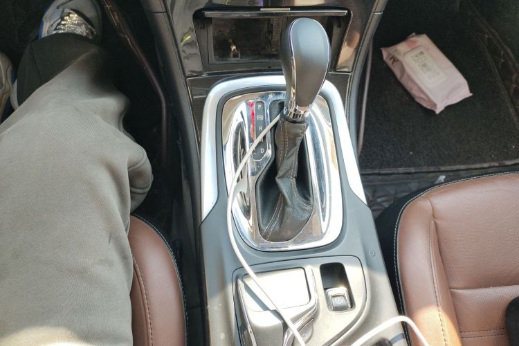 别克 君威 2014款 GS 2.0T 燃情运动版中控内饰18