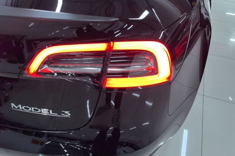 特斯拉 Model 3 2022款 Performance高性能全轮驱动版车身外观9