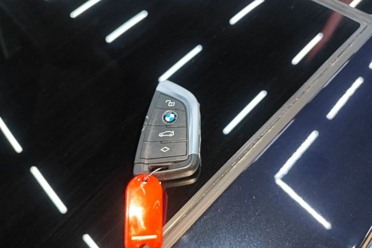 宝马3系 2025款 330Li M运动曜夜套装中控内饰7001