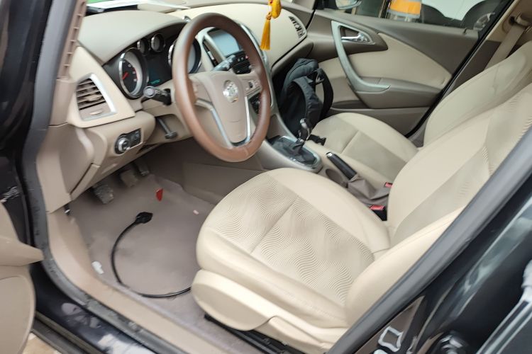 别克 英朗 2013款 GT 1.6L 手动进取版中控内饰19