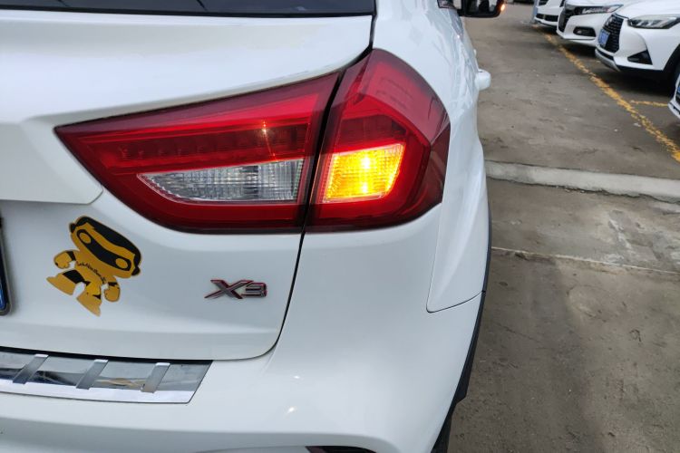 吉利汽车 远景X3 2017款 1.5L 自动尊贵型车身外观9