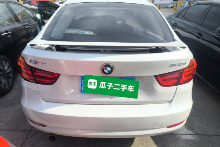 宝马3系GT 2016款 320i 时尚型车身外观6