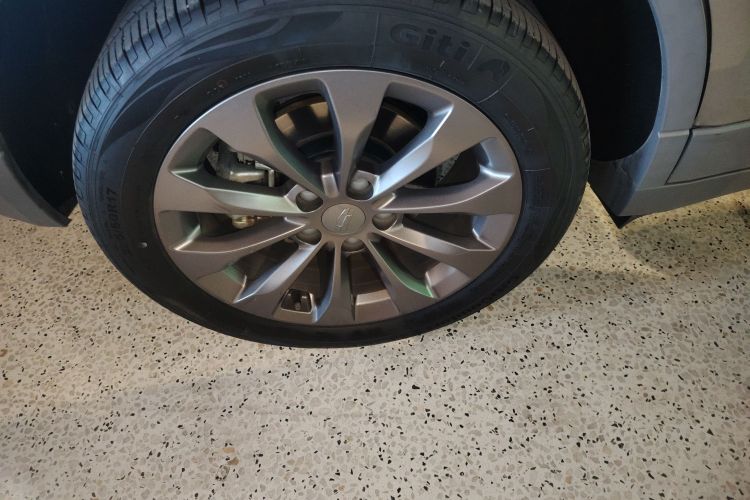 吉利几何C 2022款 蓝莓C400车身外观6003