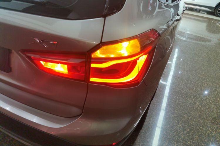 宝马X1 2018款 xDrive20Li 尊享型车身外观9