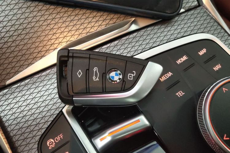 宝马3系 2025款 330Li M运动曜夜套装中控内饰7001